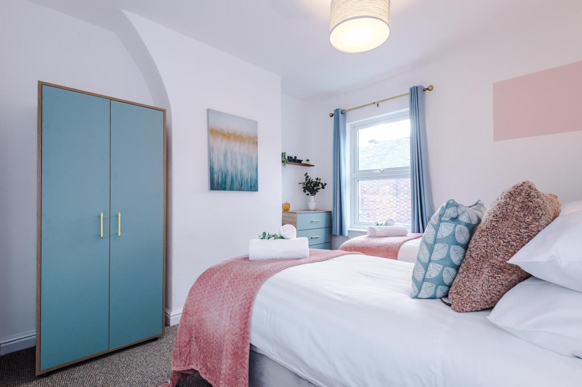 New! Spacious 2-Bed Home In Chester City-Centre By 53 Degrees Property, Ideal For Couples & Small Groups, Great Location - Sleeps 5 Εξωτερικό φωτογραφία
